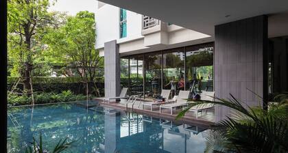 S39- 1 Bedroom Downtown Apt With Balcony and Pool