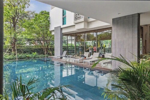 S39- 1 Bedroom Downtown Apt With Balcony and Pool