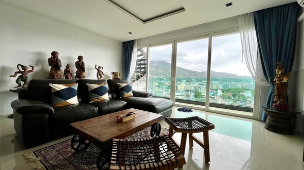 Apartment, 3 Bedrooms, Accessible, Balcony | Living room