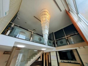 Condo, 5 Bedrooms, Accessible, Balcony | Interior