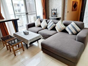 Condo, 5 Bedrooms, Accessible, Balcony | Living area