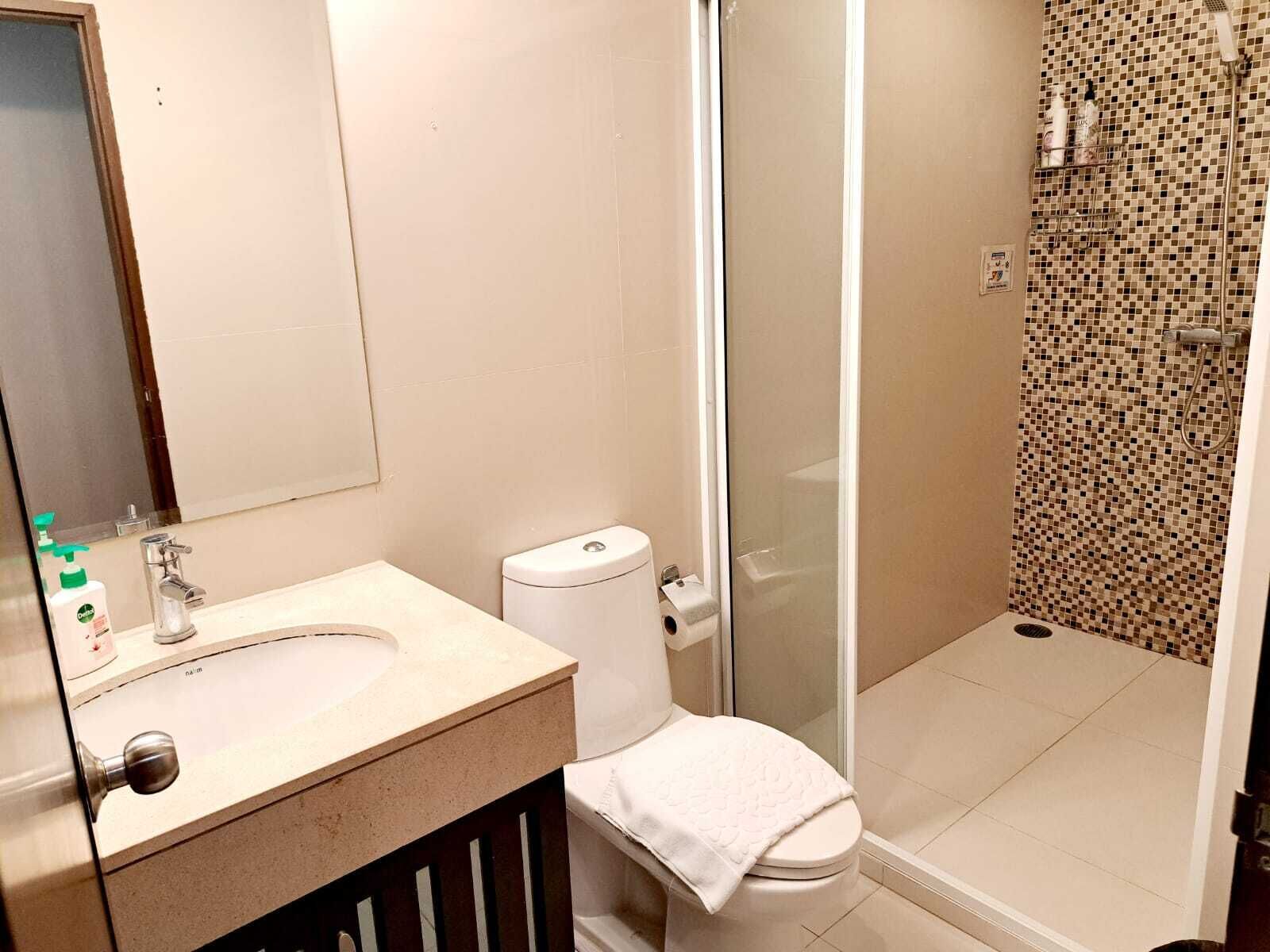 Ein Badezimmer mit Waschbecken, Toilette und Duschbereich.