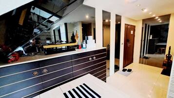 Apartment, 5 Bedrooms, Accessible, Balcony | Lobby