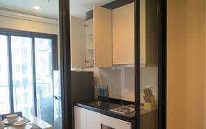 Private kitchen - One Bedroom Condo With Pool View at The Base Near Central Festival Pattaya (Pattaya)