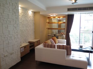 Living area - 4B - 2 Bedroom Downtown Apartment With Shared Pool (Bangkok)