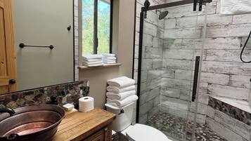 Dusche, Handtücher, Toilettenpapier