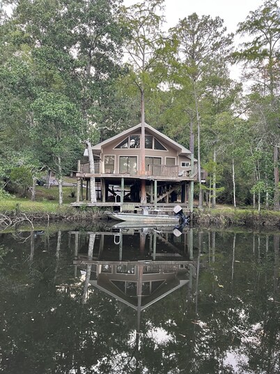 Fish Camp Retreat: relaxing 3-bedroom river house on Bay Minette Creek