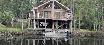 Fish Camp Retreat: relaxing 3-bedroom river house on Bay Minette Creek