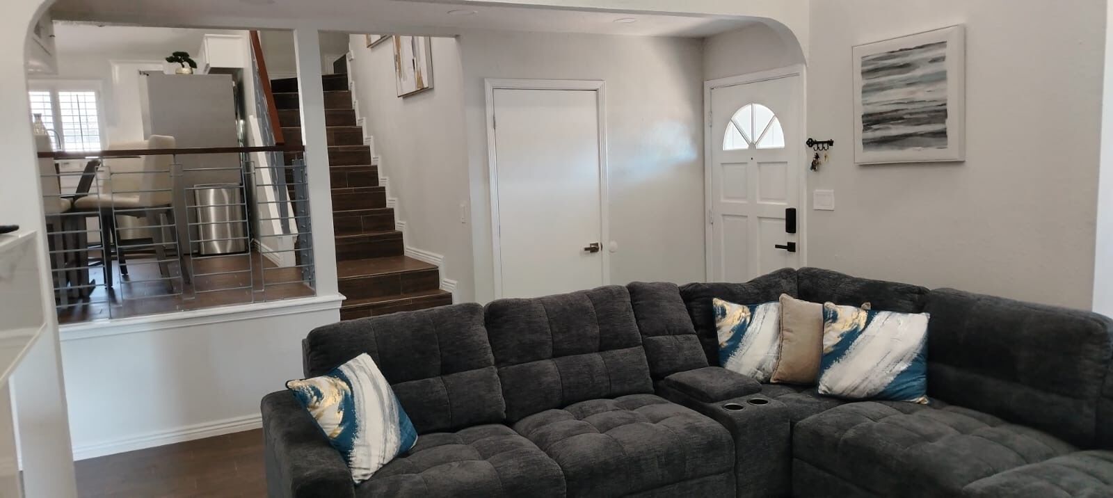 TV connectée, cheminée, chaîne hi-fi