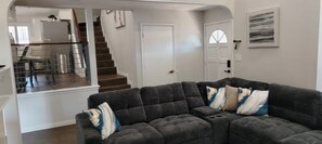 TV connectée, cheminée, chaîne hi-fi