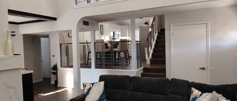 Smart TV, chimenea y estéreo