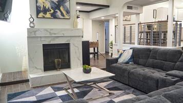 TV connectée, cheminée, chaßne hi-fi