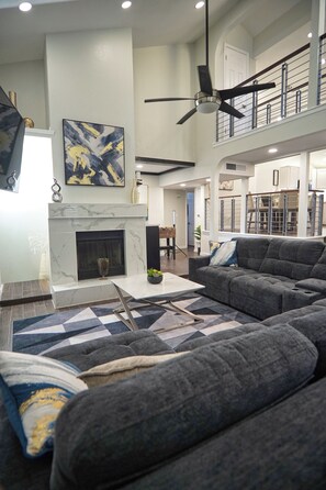 TV connectée, cheminée, chaîne hi-fi