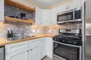 Fridge, microwave, oven, stovetop - 2BR Loft in the Heart of Newport with Parking! (Newport)