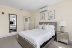 2 bedrooms, desk, iron/ironing board, WiFi - 2BR Loft in the Heart of Newport with Parking! (Newport)