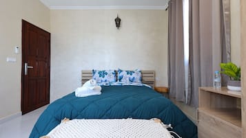 Habitación doble estándar | Caja de seguridad en la habitación y tabla de planchar con plancha