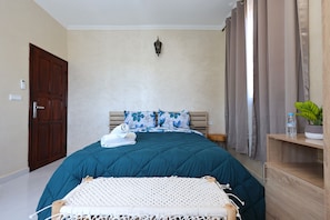 Caja de seguridad en la habitación y tabla de planchar con plancha 