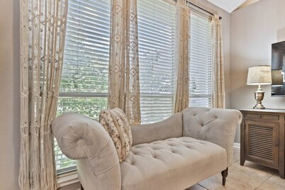 Comfort Stay near Dell Diamond & Kalahari