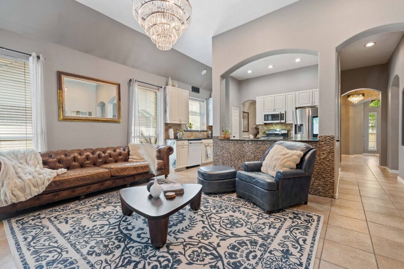 Télévision, cheminée, écrans d'ordinateur