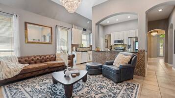 Télévision, cheminée, écrans d'ordinateur