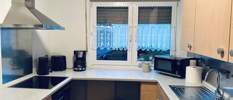 Réfrigérateur, four à micro-ondes, un four, surface de cuisson