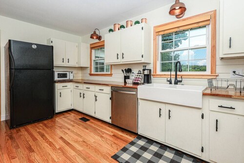 Cozy Ranch Retreat w/ Fire Pit! ~10min to Downtown