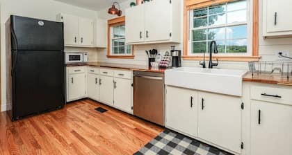 Cozy Ranch Retreat w/ Fire Pit! ~10min to Downtown