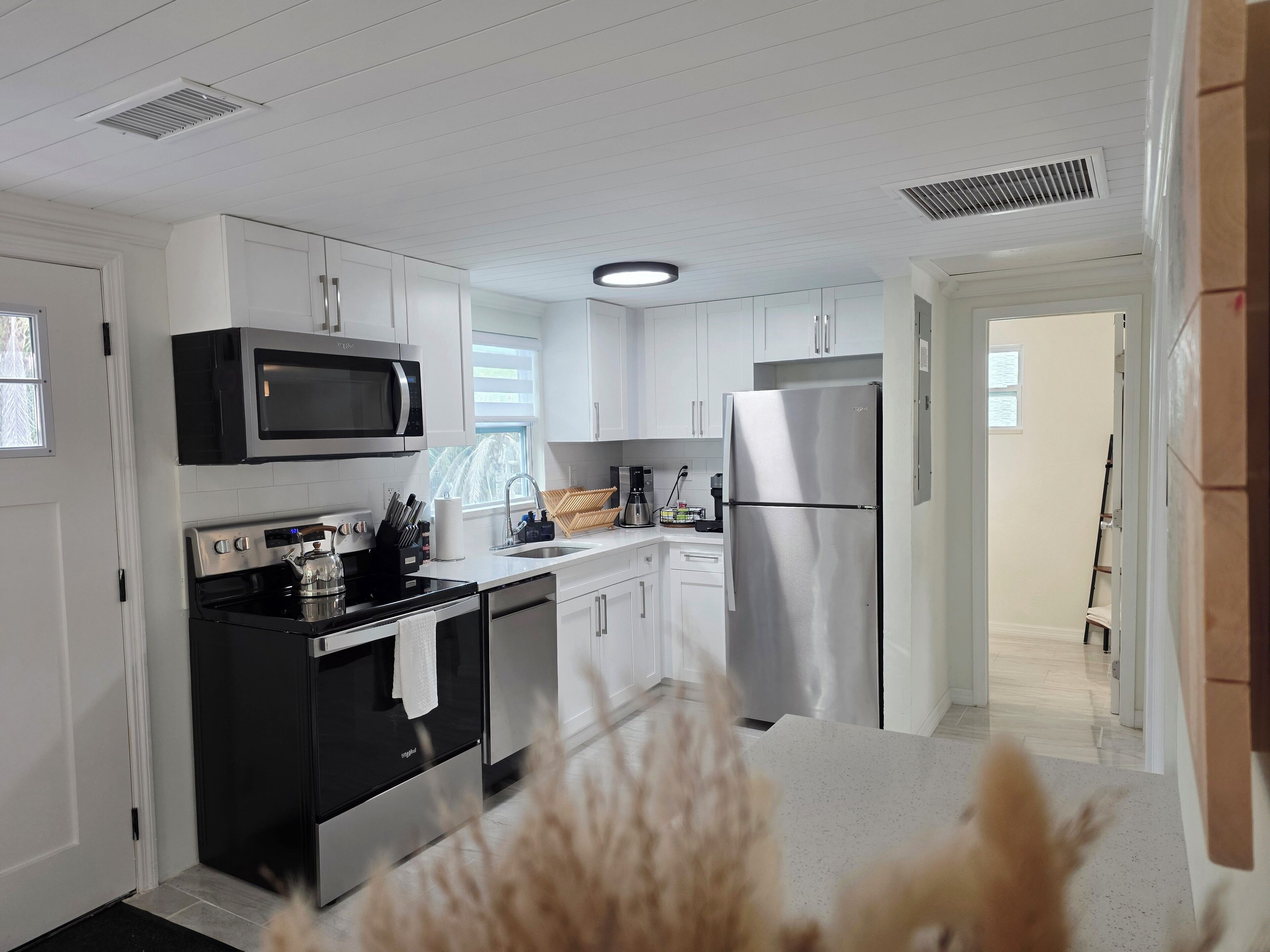 Refrigerador, microondas, horno y parrilla de estufa 