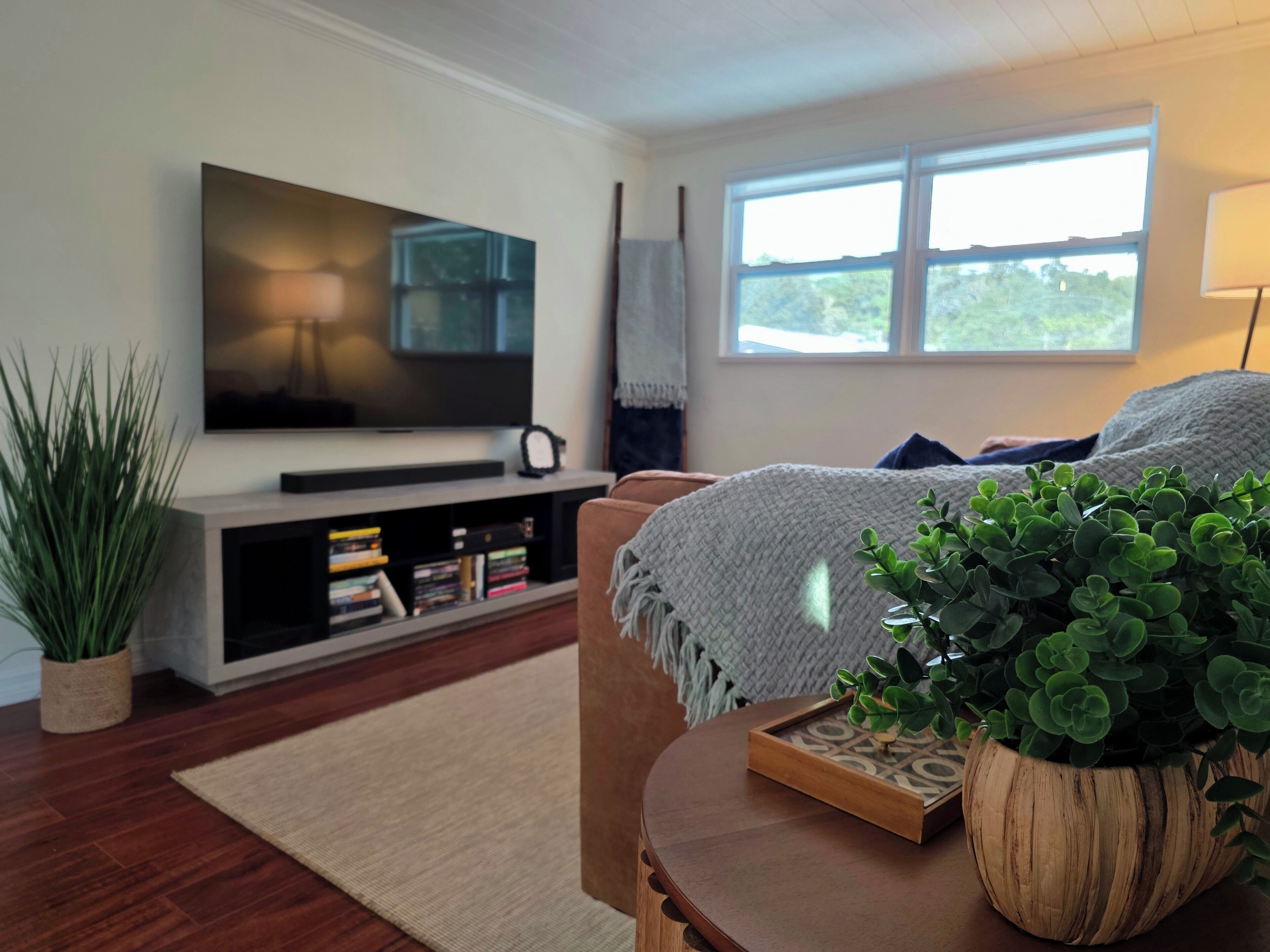 Smart TV, chimenea, libros y estéreo 