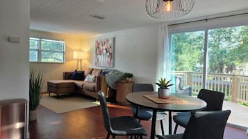 Een smart-tv, een open haard, boeken en een stereo