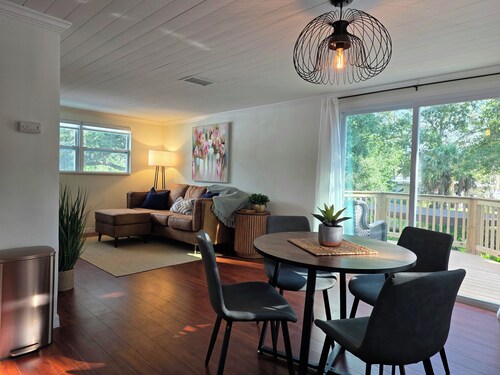 Weeki Palace w/ Backyard Escape & River Access!