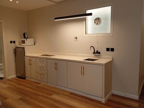 Refrigerador, microondas, parrilla de estufa y tetera eléctrica