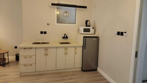 Fridge, microwave, stovetop, electric kettle - ALWURUD ALARBA FOR SERVICED APARTMENTS (Riyadh)
