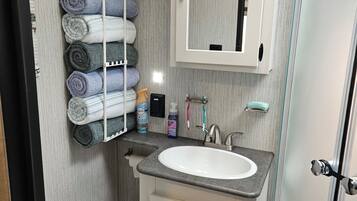 Ducha, toallas, jabón, papel higiénico