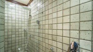 A bathroom with tiled walls, a shower, and a toilet. - Apartment With Balcony and sea View - Ier0305 (Salvador)