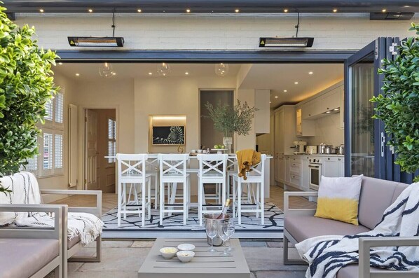 Outdoor dining - Stunning house in the heart of Leigh-On-Sea, Best location in Leigh On Sea (Southend-on-Sea)