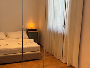 1 soverom, skrivebord, strykejern/-brett og wi-fi (inkludert)