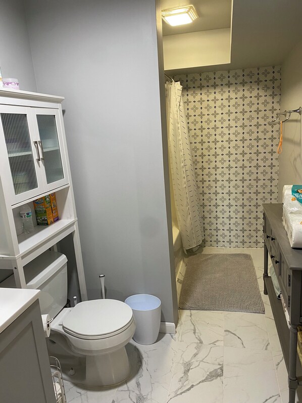 Sèche-cheveux, serviettes fournies, savon, papier toilette