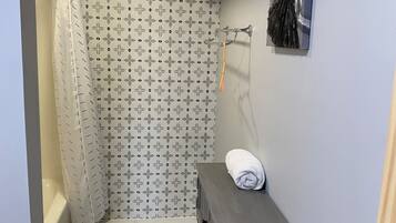 Haartrockner, Handtücher, Seife, Toilettenpapier