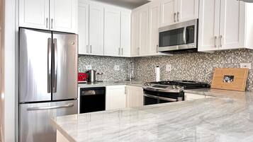 Fridge, microwave, stovetop, dishwasher