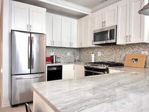 Fridge, microwave, stovetop, dishwasher