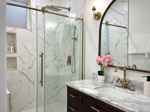 Shower, hair dryer, bidet, towels