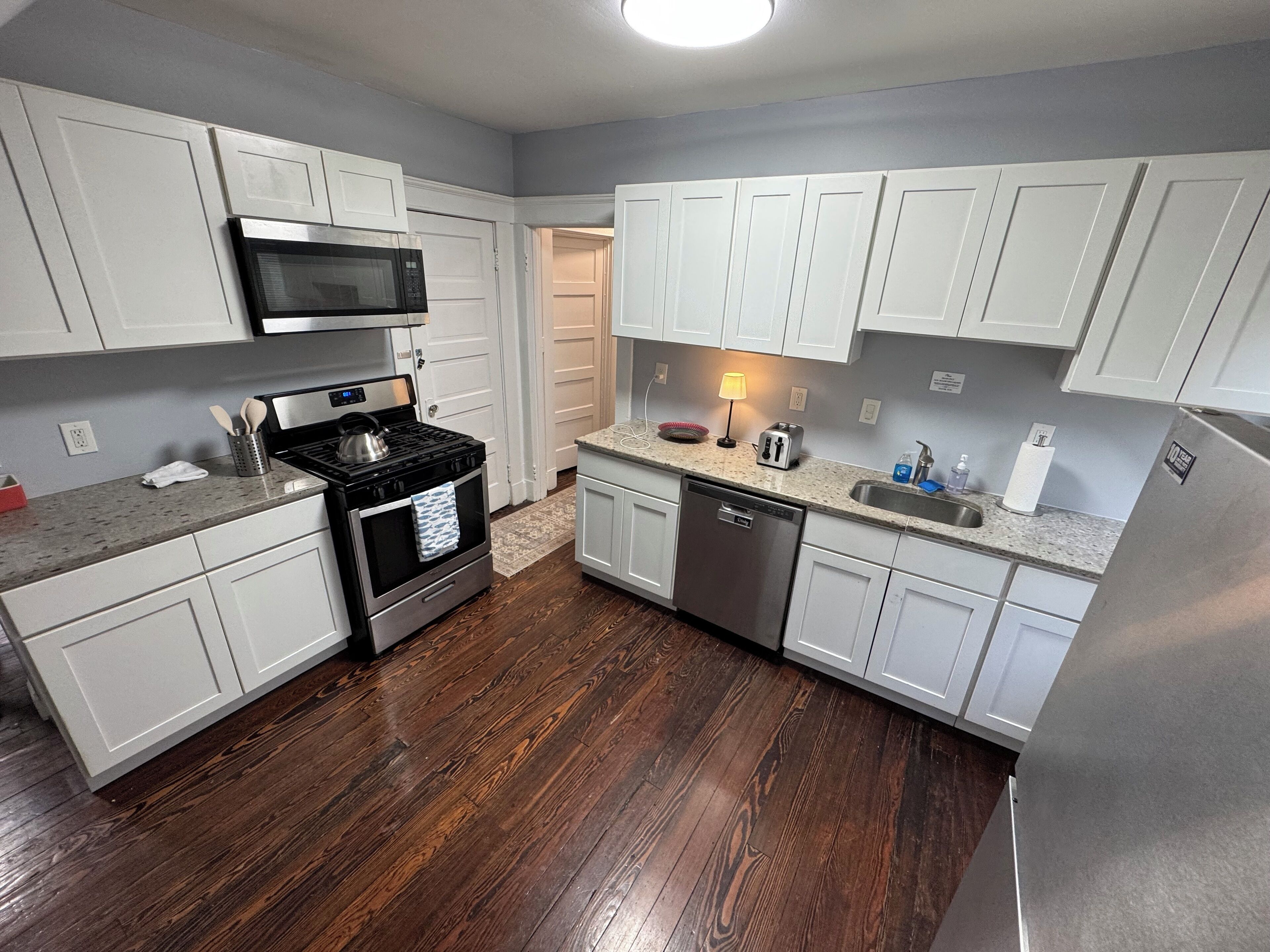 Een koelkast, een microgolfoven, een oven, een kookplaat