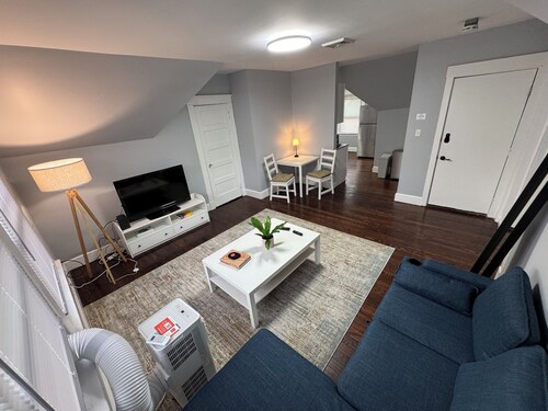 Spacious Yale 2BR with Full Kitchen & WiFi