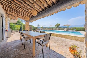 Outdoor dining - Beautiful 5 bed villa, large pool and views (Mougins)
