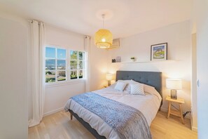 5 bedrooms, desk, WiFi, bed sheets