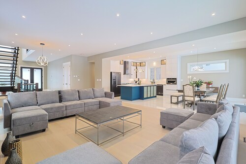 Spacious 6-bedroom villa in enchanting Niagara Falls with AC