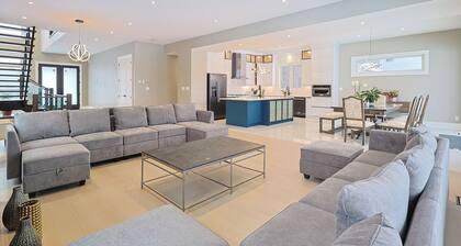 Spacious 6-bedroom villa in enchanting Niagara Falls with AC