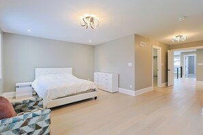 6 bedrooms, iron/ironing board, WiFi, bed sheets