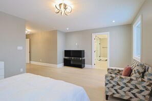 6 bedrooms, iron/ironing board, WiFi, bed sheets